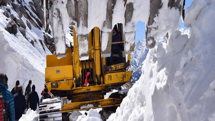 बर्फ हटाने के काम में जुटा बीआरओ