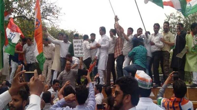 केजरीवाल के माफीनामे के खिलाफ कांग्रेस का प्रदर्शन