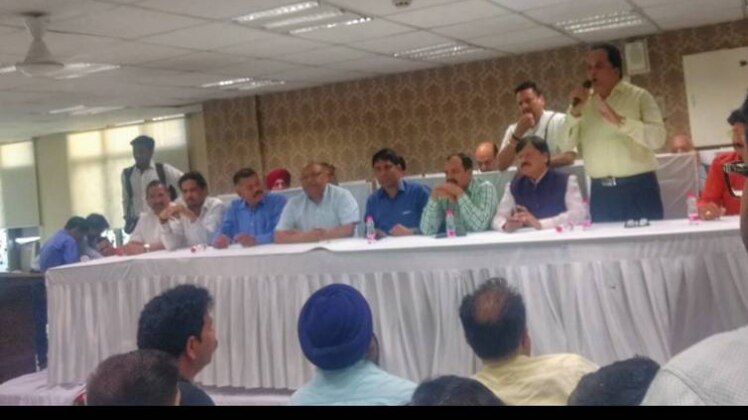 बैठक करते व्यापारी