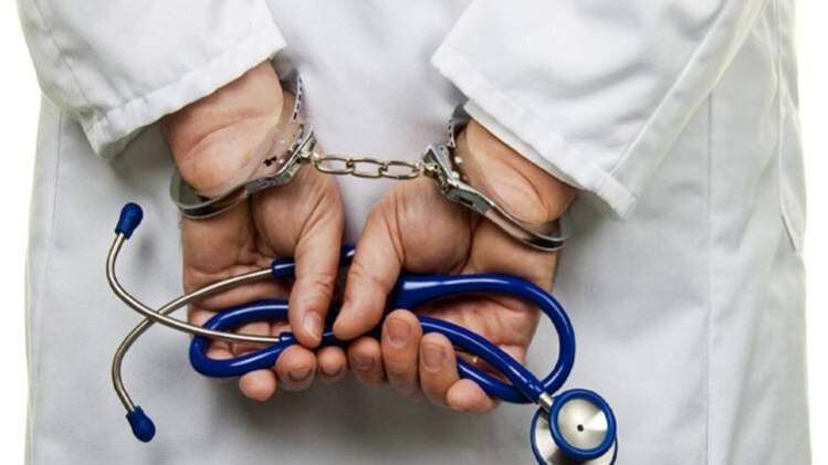 छेड़छाड़ के दोषी डॉक्टर को कोर्ट ने बरी किया