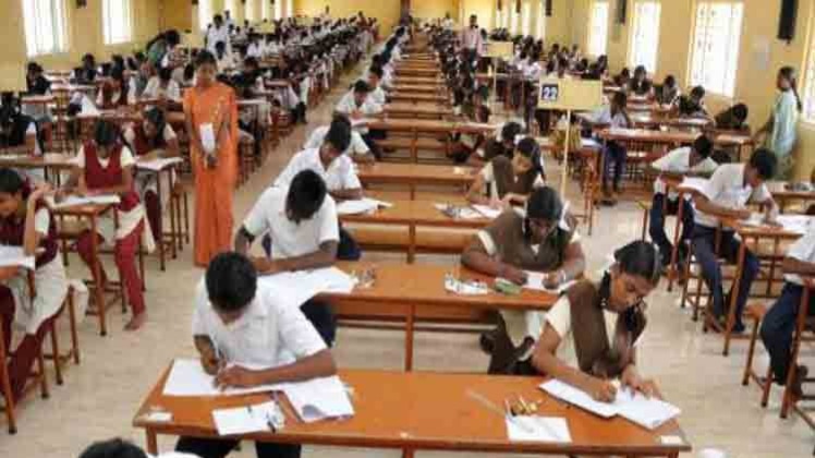 यूपी बोर्ड परीक्षा देते छात्र 