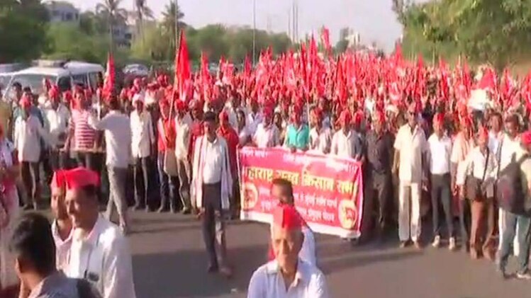 मुंबई कूच करते किसान