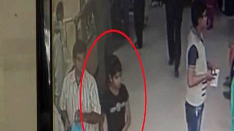 बैंक से पैसे चुराकर भागती चोरनी