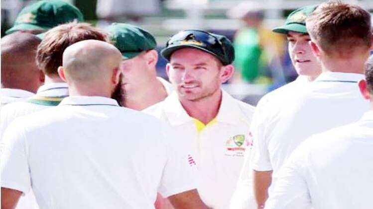 हाथ मिलाते दोनों टीमों के खिलाड़ी