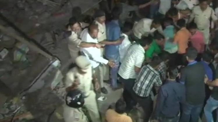 तीन मंजिला होटल अचानक ढह गया 