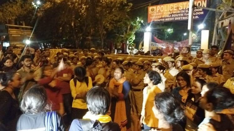 वसंतकुंज थाने पर जेएनयू स्टूडेंट और पुलिस