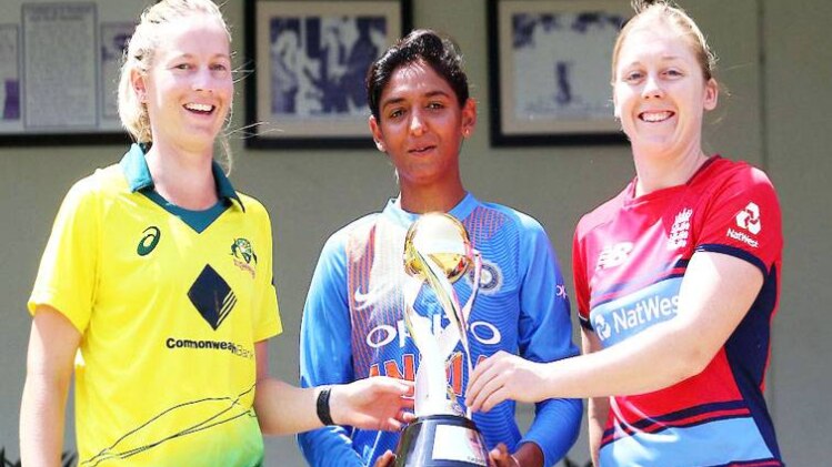 बाएं से ऑस्ट्रेलिया, भारत और इंग्लैंड की कप्तान