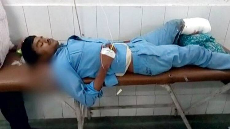 अस्पताल में बेड पर लेटा मरीज