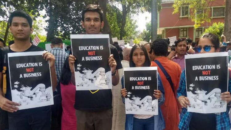 सरकार की नीतियों के खिलाफ छात्रों का संसद मार्च