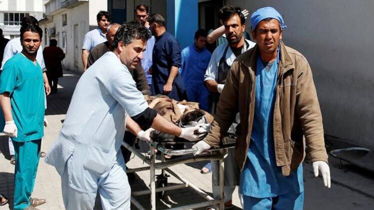 हमले में घायल शख्स को ले जाते लोग