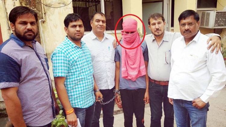 आरोपी का पूरा परिवार अलग अलग मामलों में वॉन्टेड है