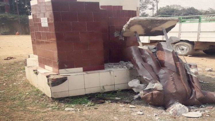 तोड़ी गई लेनिन की मूर्ति