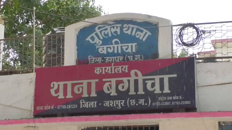 पुलिस आरोपी आचार्य की तलाश कर रही है