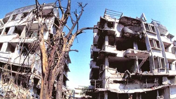 मुंबई में सीरियल ब्लास्ट के बाद का दृश्य