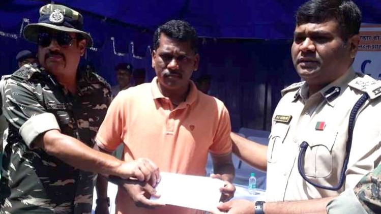 नक्सली दीपक उरांव उर्फ प्रकाश उरांव ने किया सरेंडर 