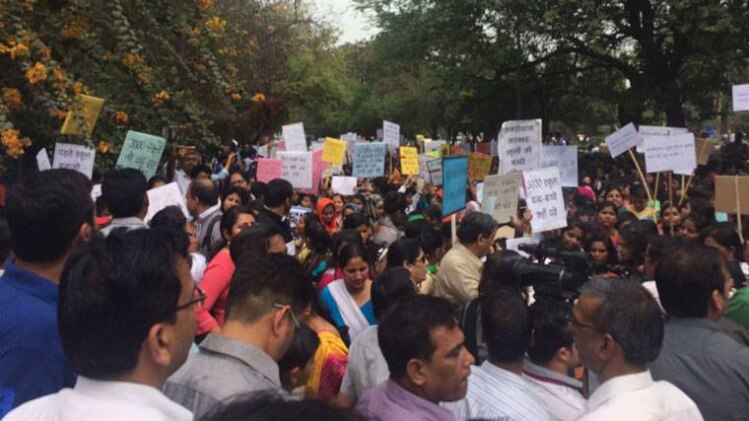 विरोध करते टीचर