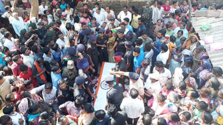 कुपवाड़ा के आतंकवादी हमले में शहीद हुए रांची के रंजीत खलखो को लोगों ने दी अंतिम विदाई