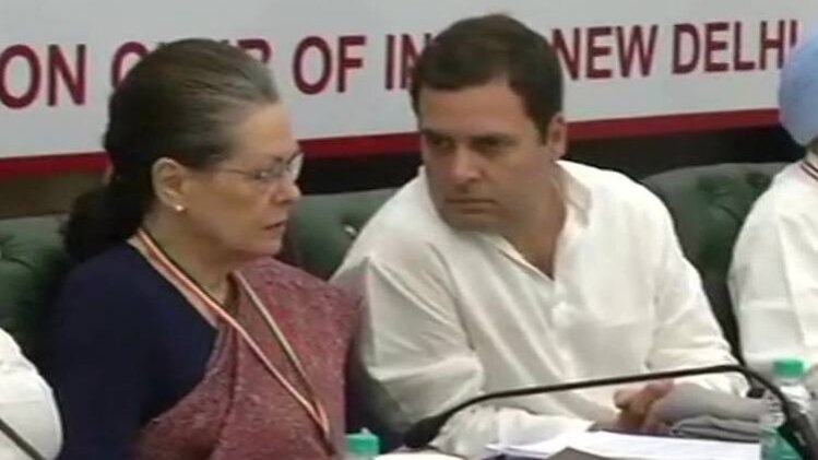 बैठक में राहुल गांधी, सोनिया, मनमोहन, अहमद पटेल समेत बड़े नेता मौजूद हैं