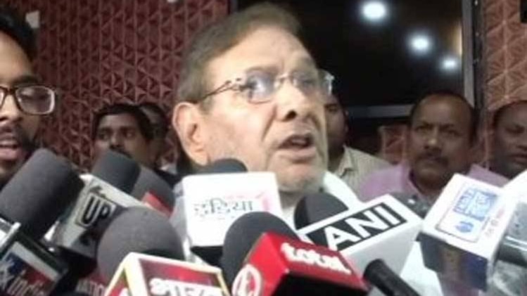 अखिलेश यादव से मुलाकात के बाद पत्रकारों से बात करते शरद यादव