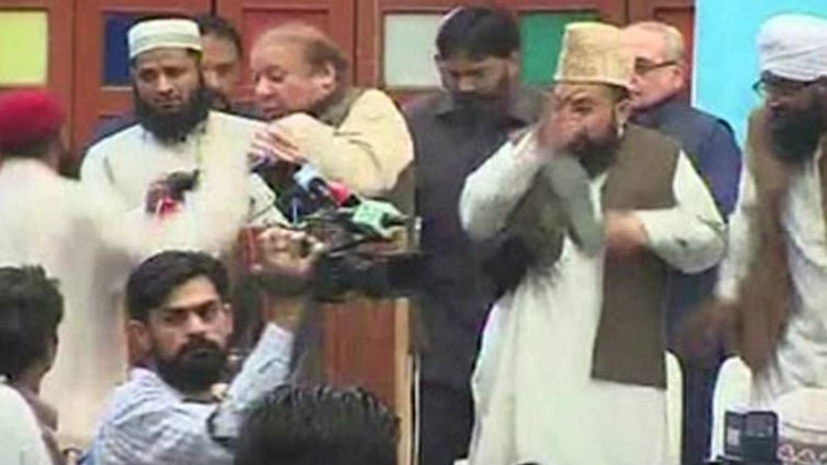 जूते से बचने की कोशिश करते नवाज शरीफ (वीडियो ग्रैब)