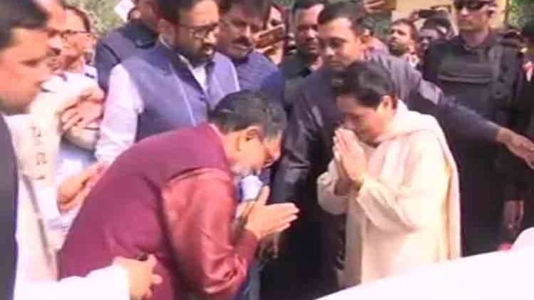 सपा नेता राम गोविंद चौधरी और बीएसपी सुप्रीमो मायावती 