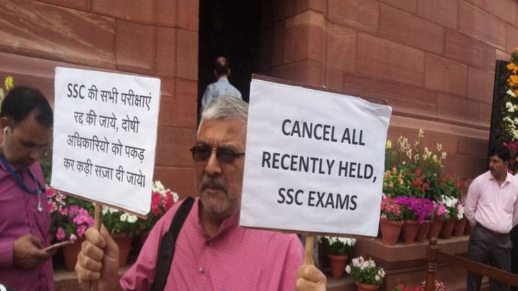 सांसदों ने किया प्रदर्शन