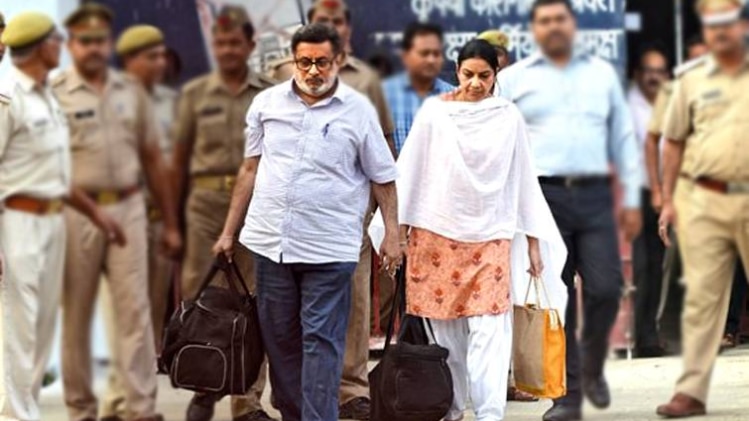 जेल से रिहा होते डॉ. राजेश तलवार और नुपुर तलवार