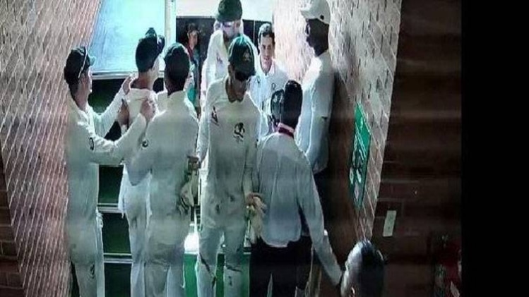 ड्रेसिंग रूम लौटते खिलाड़ी