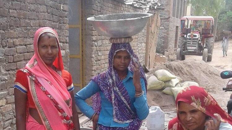 शौचालय निर्माण के समय गुलाबी साड़ी में प्रेम बाई