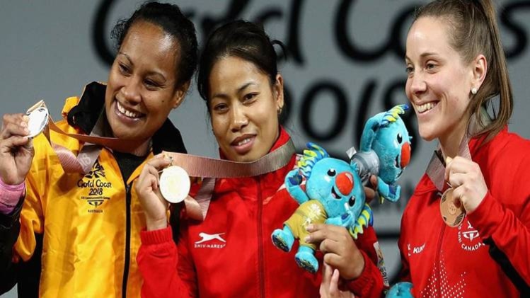 संजीता चानू गोल्ड मेडल के साथ