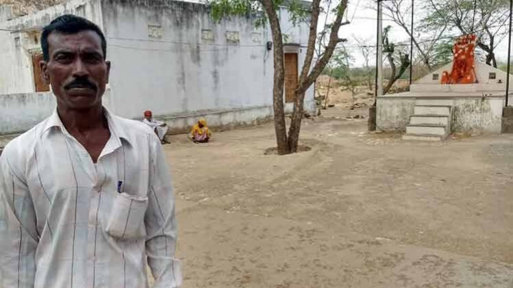 अपने घर के पास ही हनुमान की मूर्ति स्थापित करने वाले दलित बाबूलाल