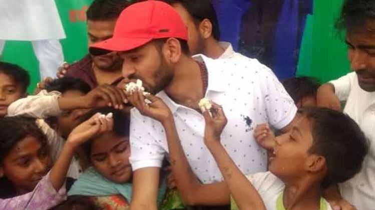 दलित बच्चों संग जन्मदिन मनाते तेज प्रताप यादव