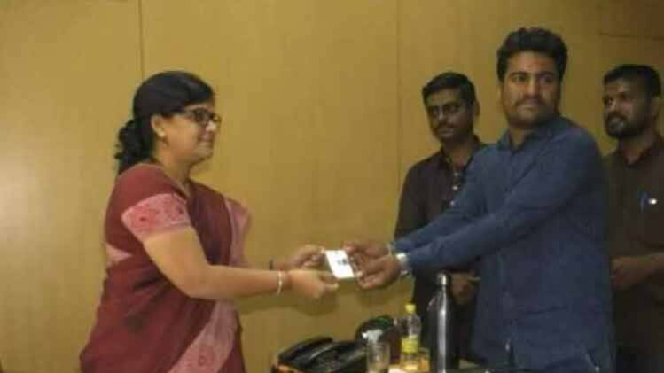 वोटर आईडी जैसा छपवाया शादी कार्ड 