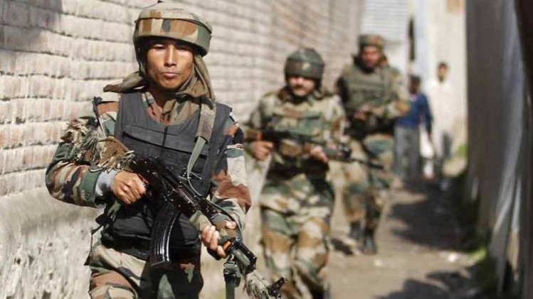 गश्त करते सेना के जवान (फाइल फोटो)