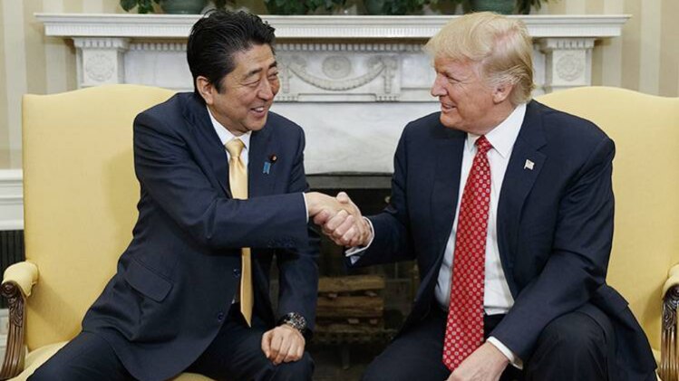 जापान के प्रधानमंत्री शिंजो आबे के साथ अमेरिकी राष्ट्रपति डोनाल्ड ट्रंप 