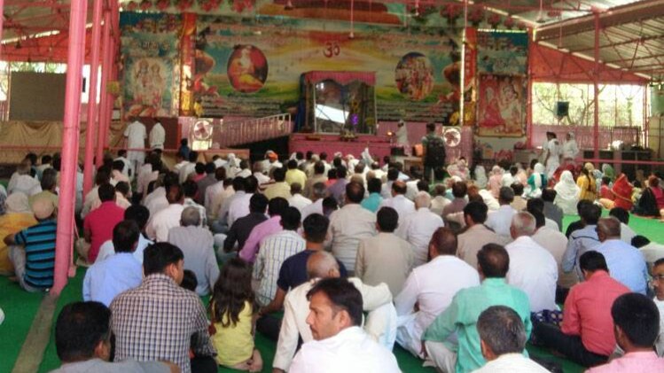 आसाराम के आश्रम में भक्त