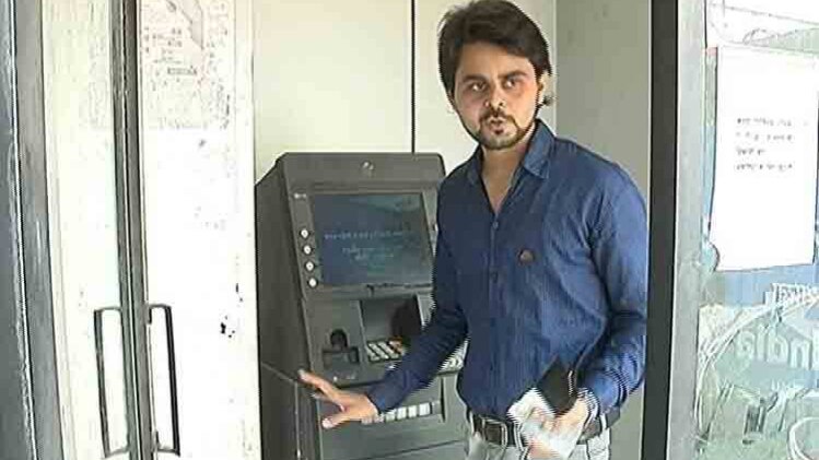 कैश के लिए परेशान शख्स