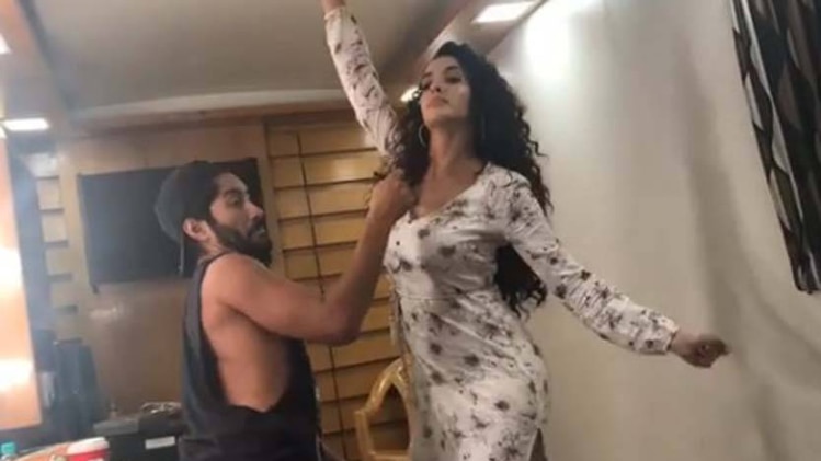 वीडियो में नोरा 