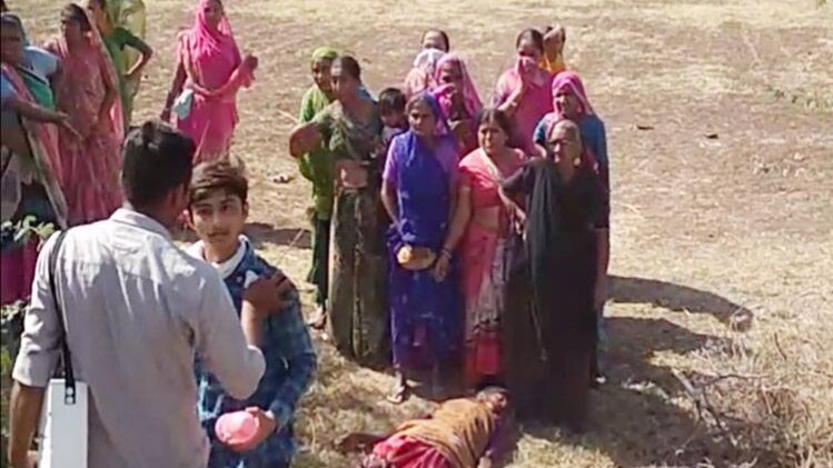 पुलिस ने किसानों पर किया लाठीचार्ज