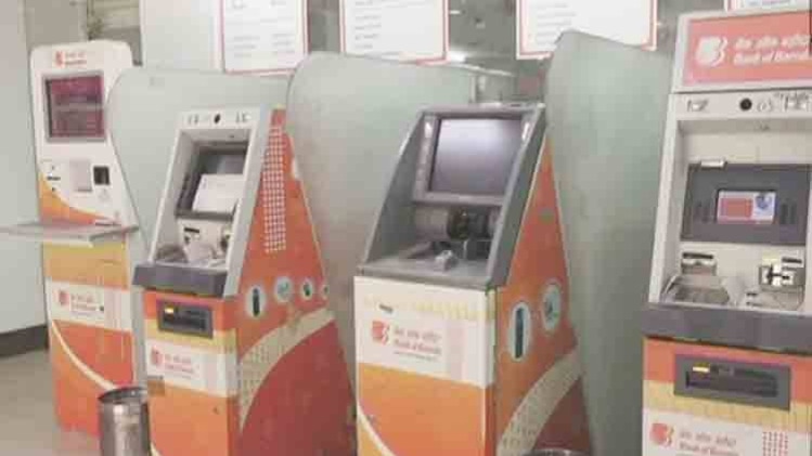 देश के कई हिस्सों में कैश की किल्लत