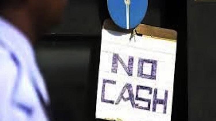  कैश का संकट