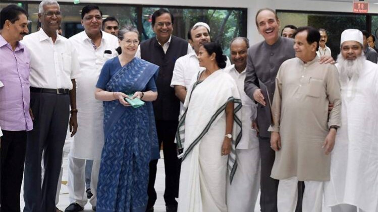 विपक्षी दलों के नेताओं के साथ सोनिया गांधी (फाइल फोटो-PTI)