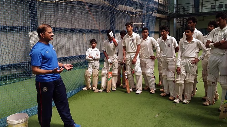 लालचंद राजपूत युवा क्रिकेटरों को खेल की बारीकियां सिखाते हुए 