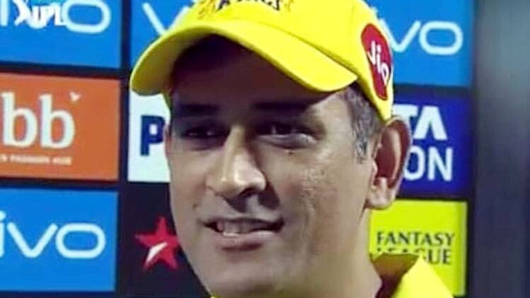 कप्तान महेंद्र सिंह धोनी के साथ दिनेश कार्तिक