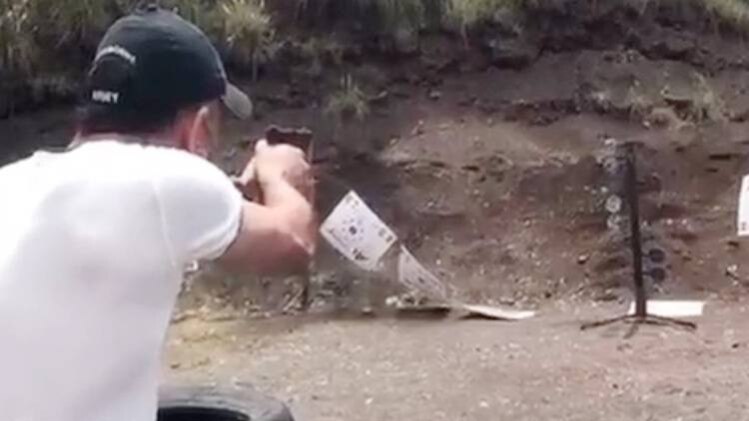 शूटिंग करते धोनी