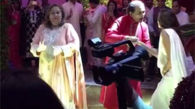 रीमा जैन डांस करती हुईं