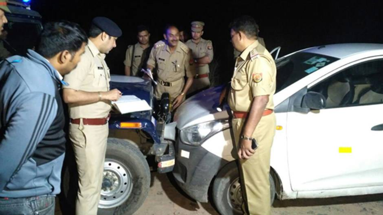 पुलिस ने दोनों घायल बदमाशों को इलाज के लिए अस्पताल में भर्ती कराया है