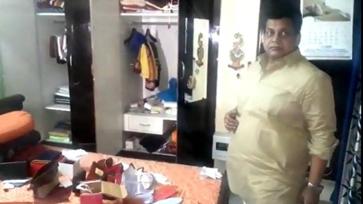 चोरी के बाद बिखरा सामान दिखाता केयरटेकर प्यारेलाल