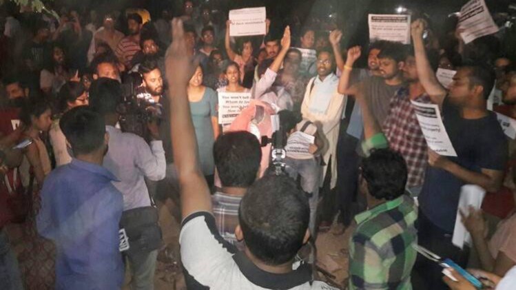 छात्रों ने किया था विरोध