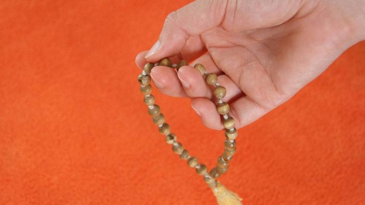 माला का जप करते समय रखें ये सावधानियां